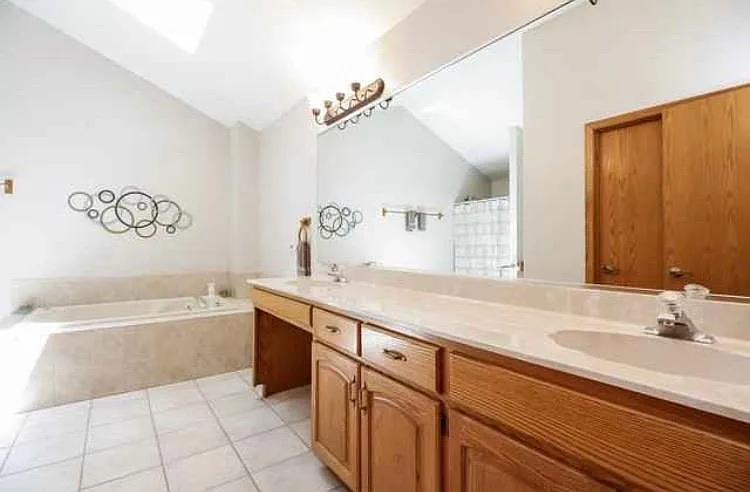19430 Lisadell Dr — Photo 11