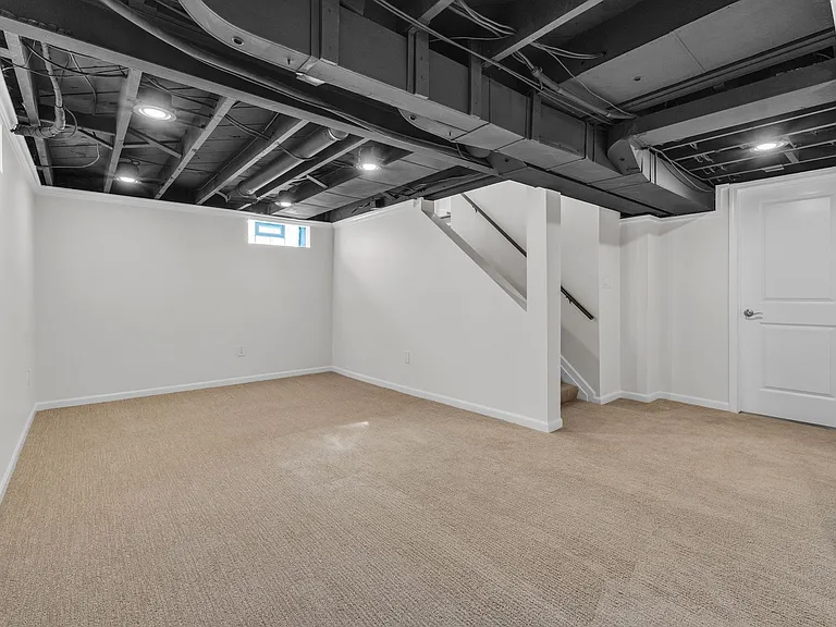 2711 Dorchester Rd — Photo 32