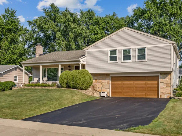 135 Cloverdale Ln, Schaumburg, IL 60194