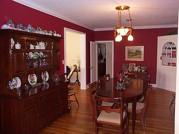 Dining room can seat 20