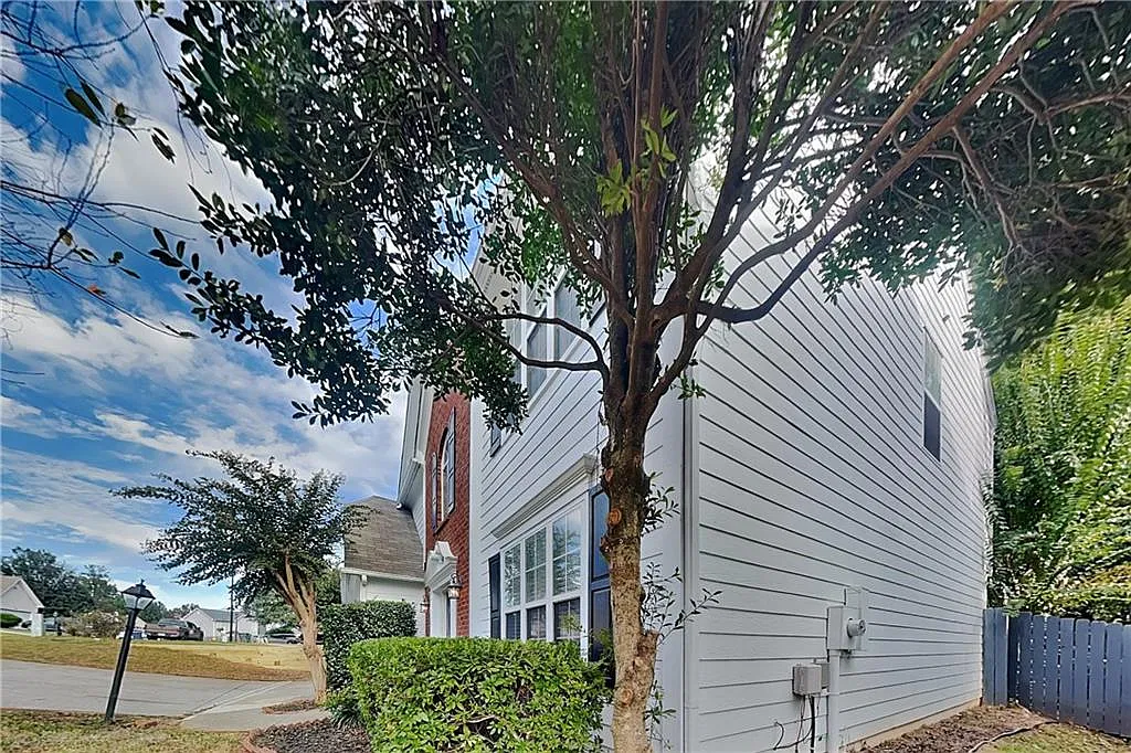 4 bed, 2.5 bath, 2031 sqft, $2,325 — Photo 1