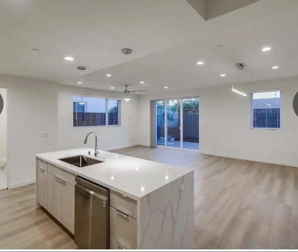 3 bed, 2.5 bath, 1892 sqft, $3,999 — Photo 3