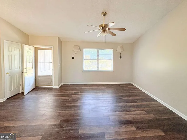 142 Woodvalley Ct — Photo 8