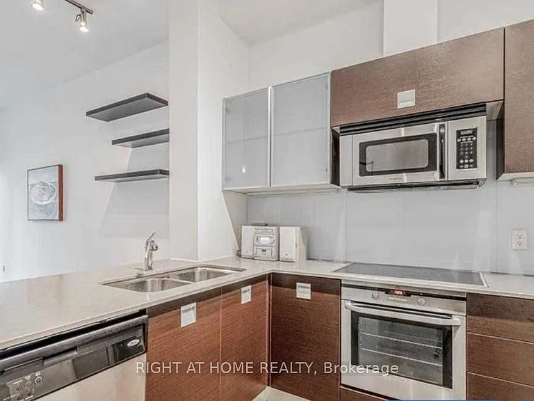 3391 Bloor St W #515 — Photo 7