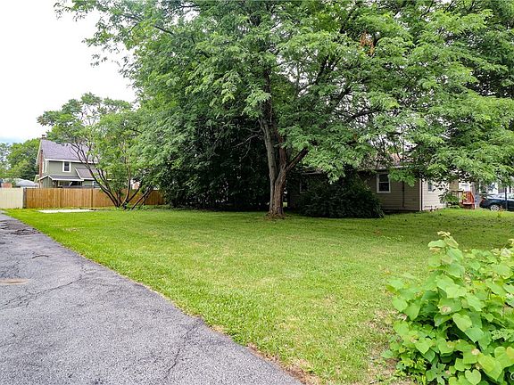 3rd image of 142 W Warrington Rd
