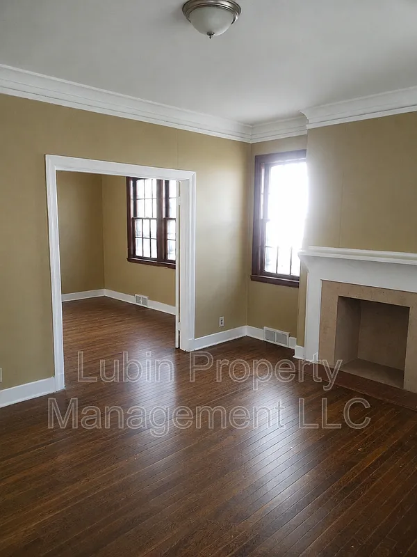 3 bed, 1.0 bath, 1224 sqft, $950 — Photo 2