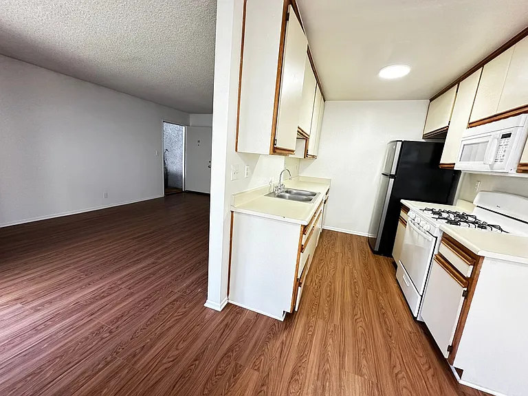 445 E Tujunga Ave — Photo 6