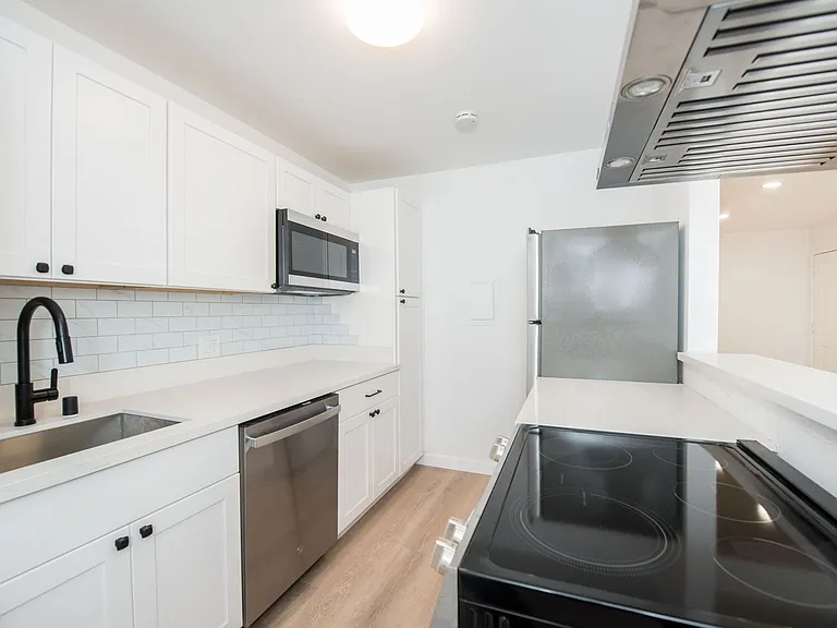 2910 Peppertree Ln — Photo 9