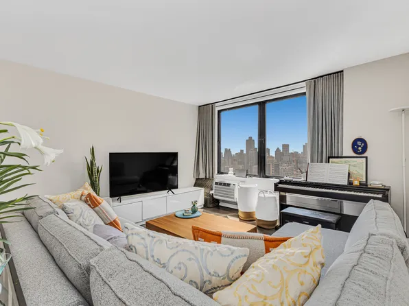 1641 Third Avenue image 1 of 12