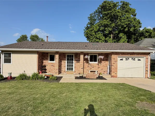 303 S Davis St, Anamosa, IA 52205