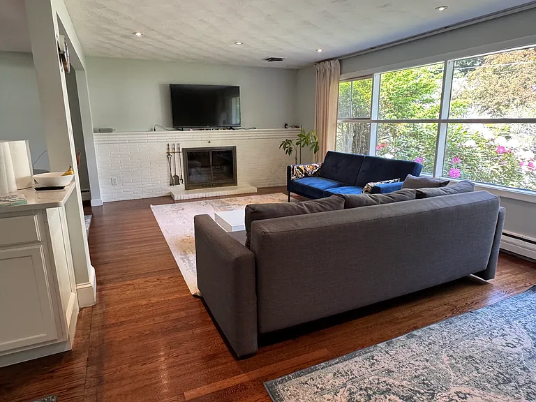 Spacious living room