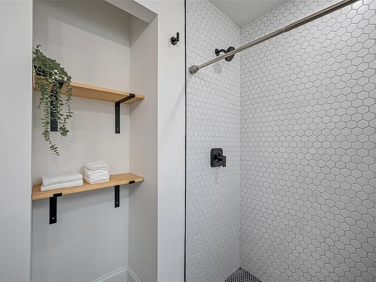 3717 E Clifton St — Photo 33
