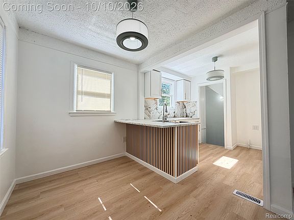 4th image of 9257 Minock St