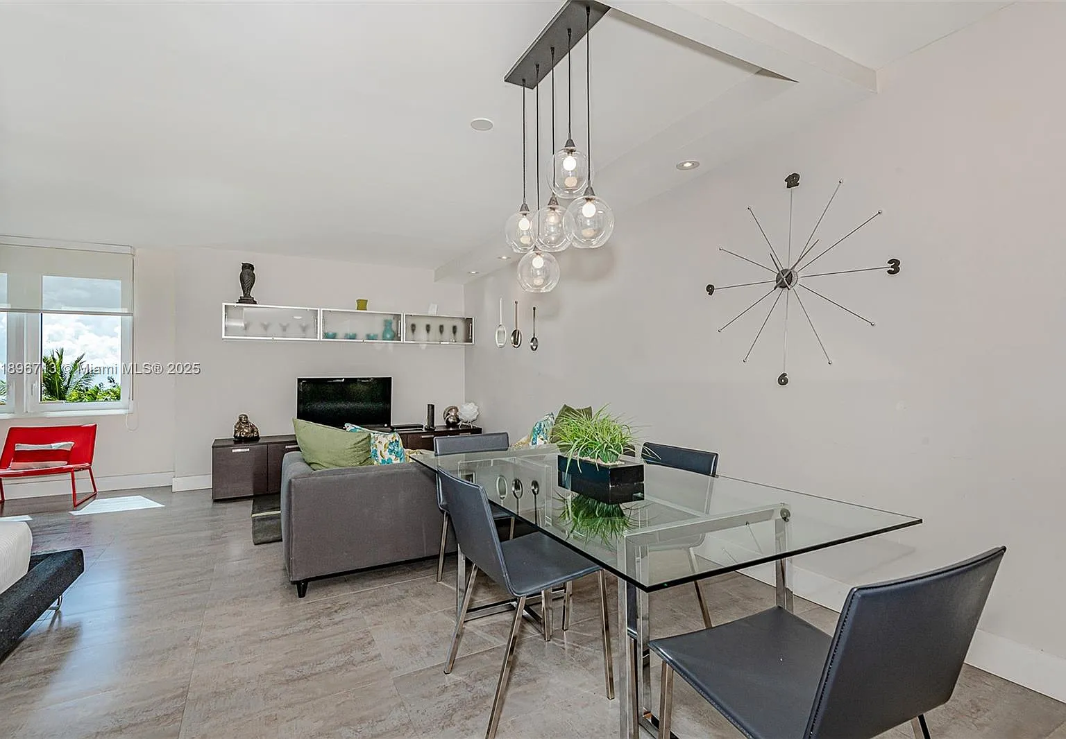 Roney Palace Condo — Photo 3