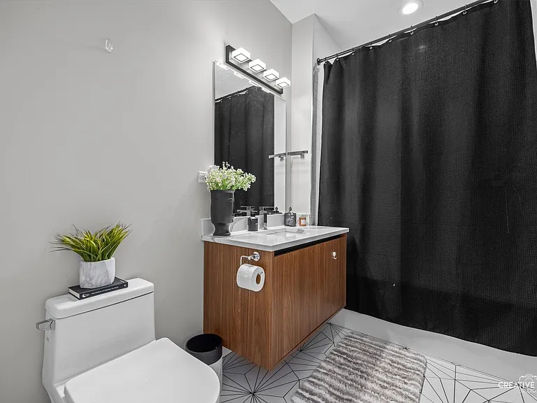 2342 W Adams St #202 — Photo 13