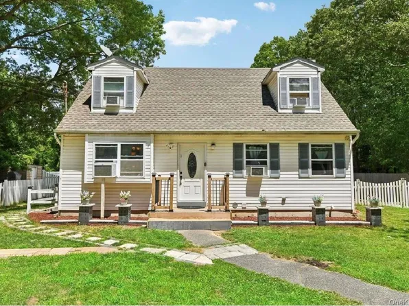 466 Auborn Avenue, Shirley, NY 11967