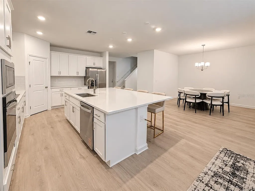 4 bed, 3.5 bath, 2688 sqft, $3,700 — Photo 4