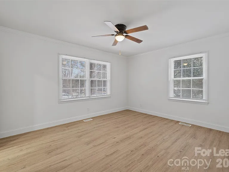 631 Townsend Ave — Photo 17