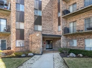 701 W Huntington Commons Rd APT 218, Mount Prospect, IL 60056