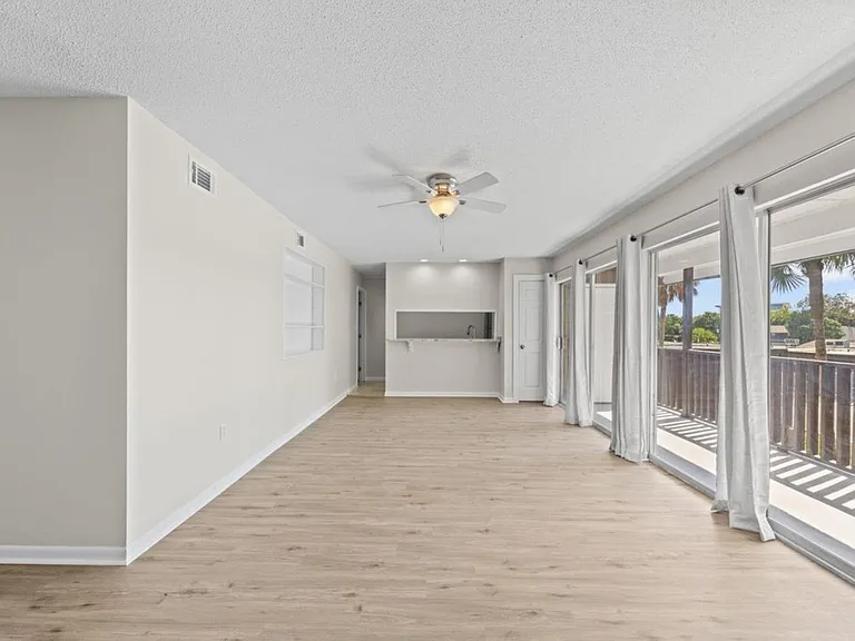 406 Marshall Ct NW #7 — Photo 6