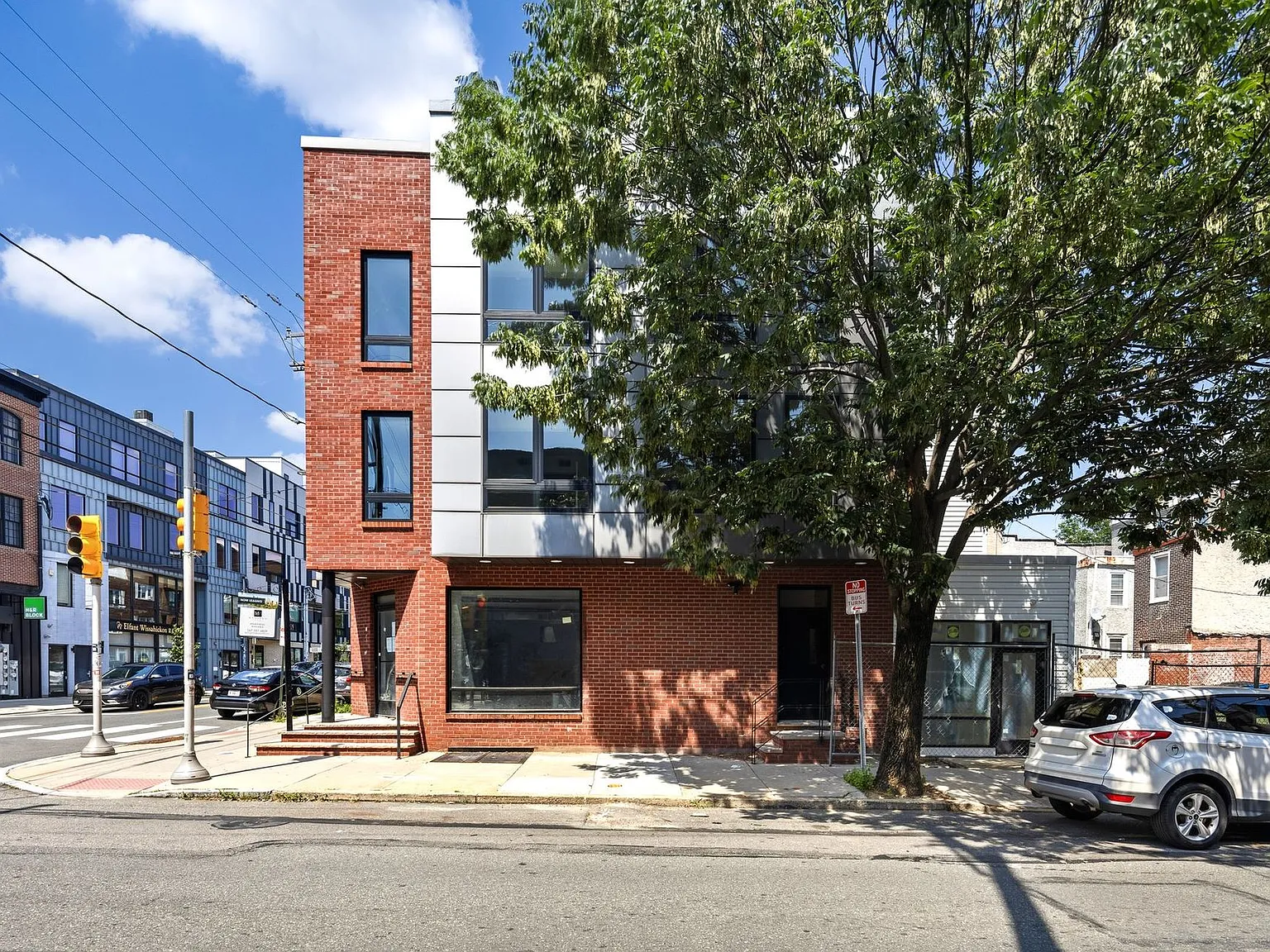 2001 Frankford Ave — Photo 1
