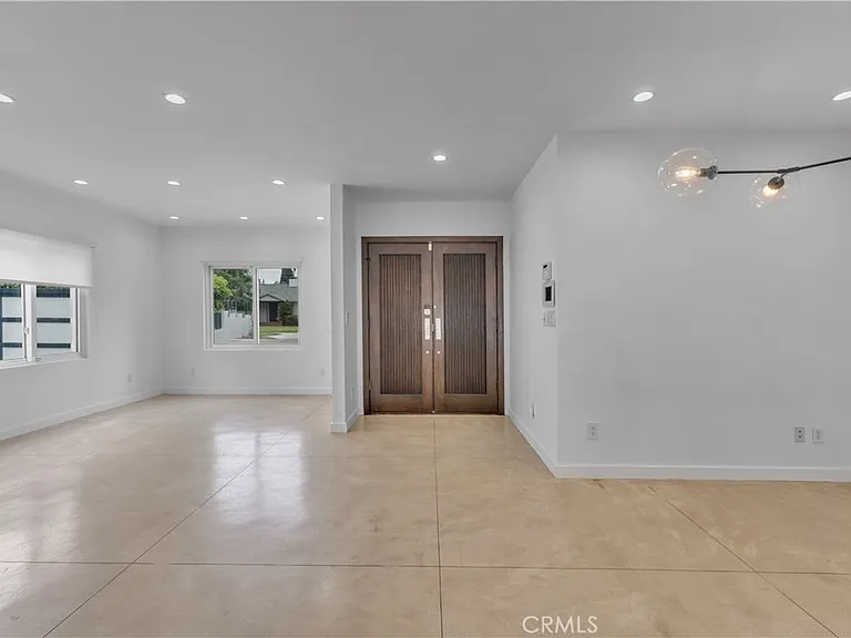 4925 Nagle Ave — Photo 4