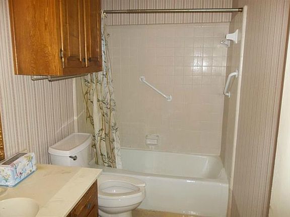 4th image of 1217 W 3rd Ave