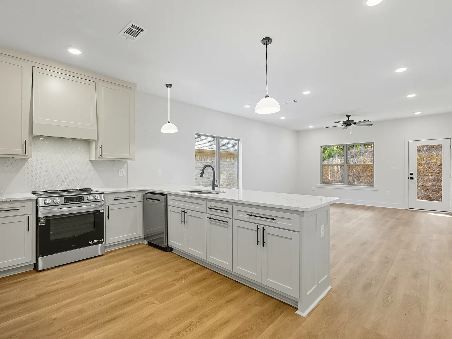 3 bed, 1500 sqft, $2,600 — Photo 3