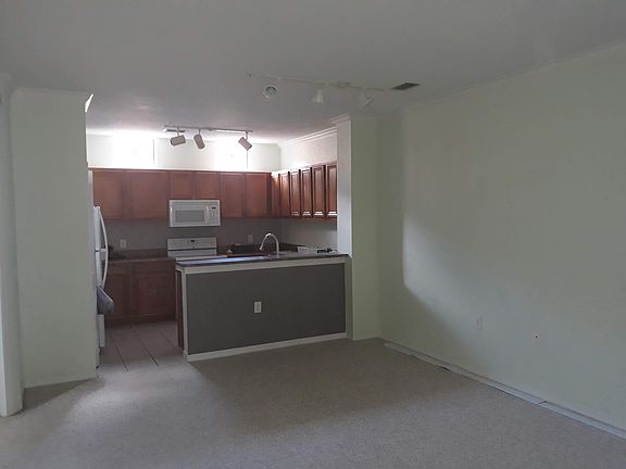 3rd image of 6135 Metrowest Blvd Unit 106