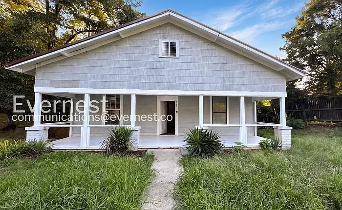 3 bed, 1.0 bath, 1326 sqft, $1,049 — Photo 1
