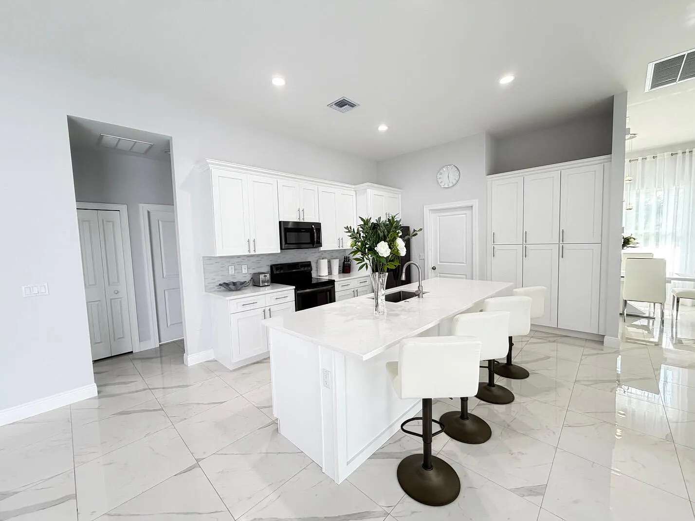 4 bed, 3.0 bath, 2236 sqft, $3,950 — Photo 2