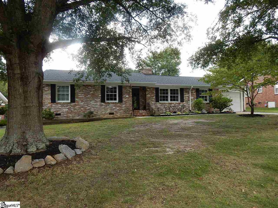 1st image of 204 Fairhaven Dr