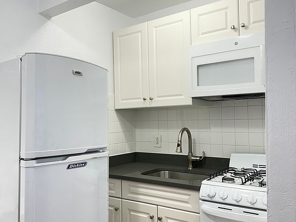 3rd image of 319 W 13th St APT 5C