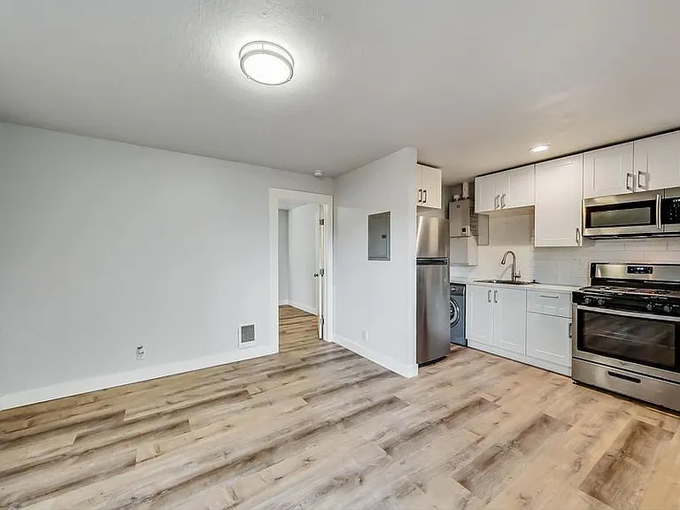 678 37th St #2 — Photo 3