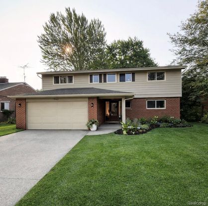 19982 W Doyle Pl, Grosse Pointe Woods, MI 48236
