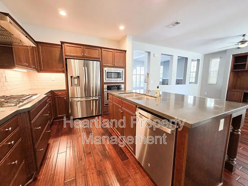 3 bed, 3.0 bath, 2376 sqft, $5,695 — Photo 4