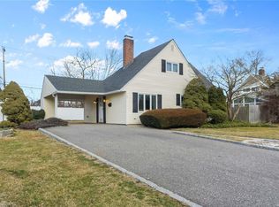 69 Tiptop Ln, Hicksville, NY 11801