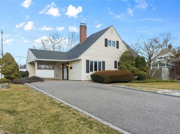 69 Tiptop Lane, Hicksville, NY 11801