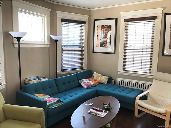 3rd image of 6 Oak Ave