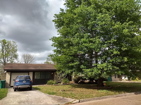 Front of the house (Driveway). View from the street.
