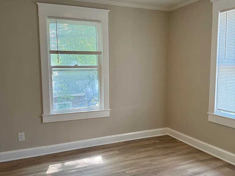 400B N Spring St — Photo 3