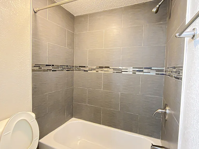 410 E 6th St #5 — Photo 8
