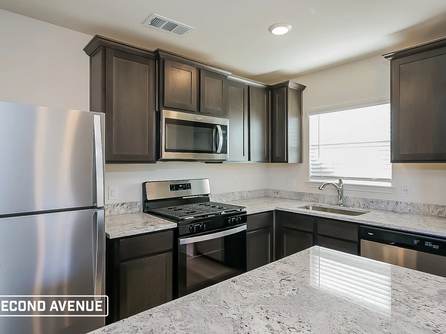 4 bed, 2.0 bath, 1696 sqft, $2,100 — Photo 3