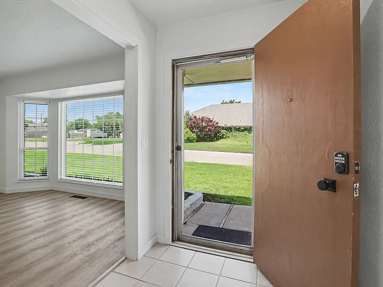 5900 N Ross Ave #2 — Photo 4