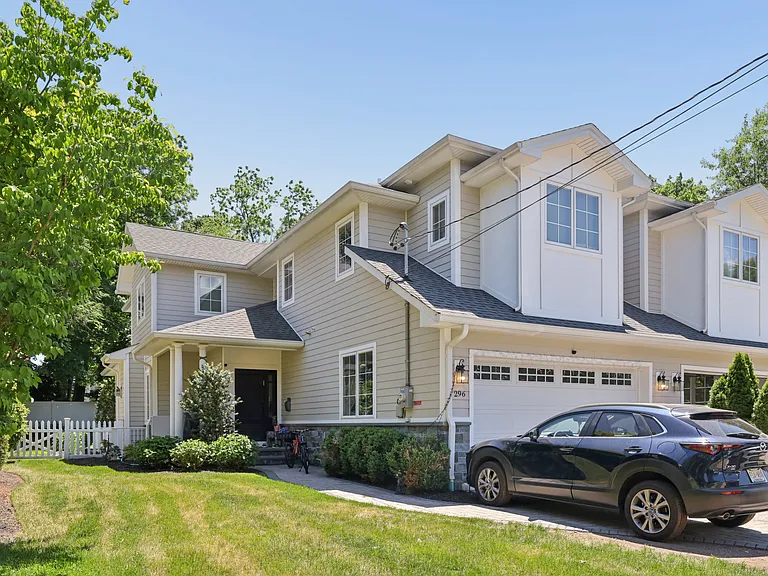 294-296 Tenafly Rd — Photo 2