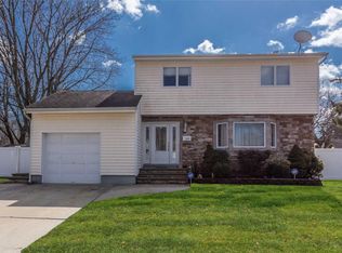 108 Bowling Ln, Deer Park, NY 11729