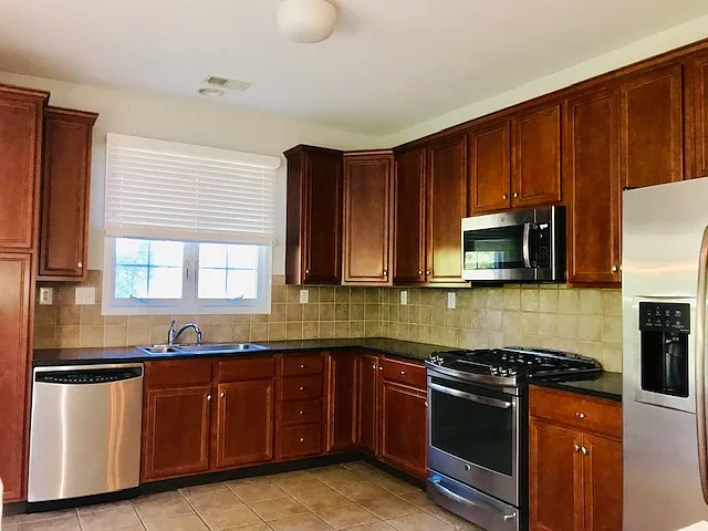 4 bed, 2.5 bath, 2285 sqft, $5,500 — Photo 4