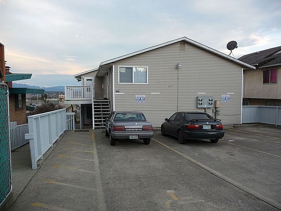 A on bottom, C on top, (4) 2 car stack parking