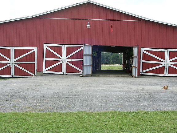 7-stall barn with mats