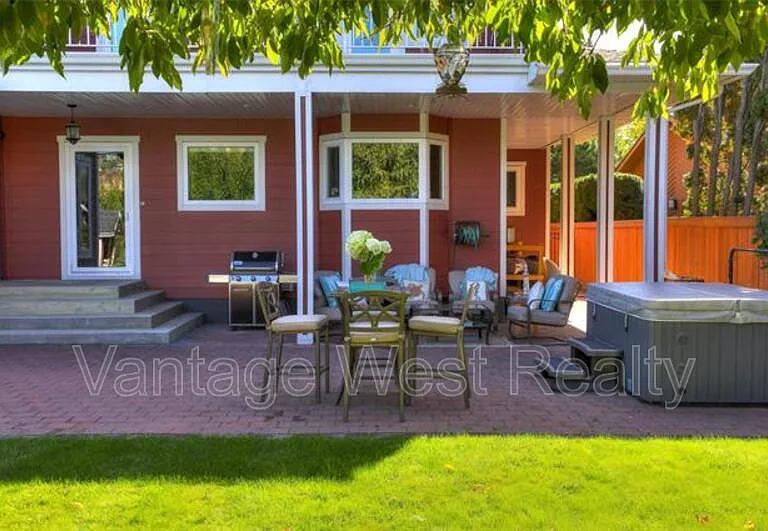 1556 Pritchard Dr — Photo 2